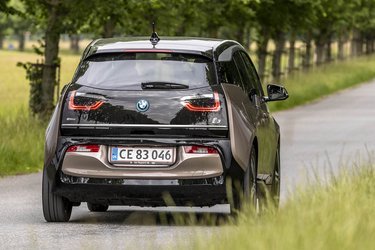 BMW i3 er fra alle sider en iøjnefaldende bil, der med sine særlige former klart skiller sig ud fra de traditionelle benzin- og dieselbiler.