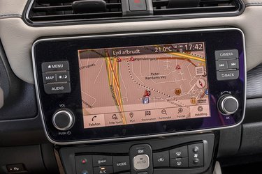 Navigationsanlægget er standard, og man kan fra sin telefon sende adressen til bestemmelsesstedet, så man ikke skal sidde og taste det ind i bilen.