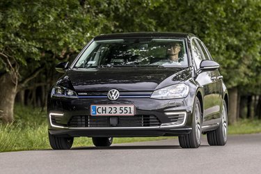 Fortil kendes VW e-Golf på LED-kørelyset forneden.