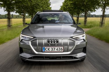 Fortil deler Audi e-tron linjer med de nyeste modeller fra Audi-familien. LED-forlygter af matrix-typen er dog ekstraudstyr.