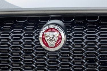 Jaguar-logoet pryder fronten på samme måde, som man ser det på mærkets mere traditionelle biler.