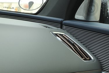 Det er meget lækre former og materialer der kendetegner kabinen i Mercedes-Benz EQC.