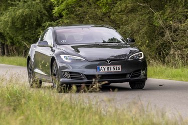 Priserne på Tesla Model S er løbende reduceret gennem den seneste tid, og nu findes bilen altid med det store 100 kW batteri og firehjulstræk.
