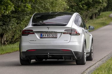 Tesla Model X er en nærmest enorm bil med et meget vindglat design. Den fås i udgaver med plads til fem, seks eller syv personer.