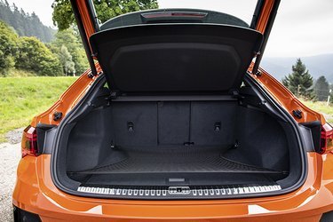 Selvom bagenden er lavere, er bagagerummet under hattehylden lige så stort som i den almindelige Q3-model. Det vil sige et meget regulært bagagerum på 530 liter. 