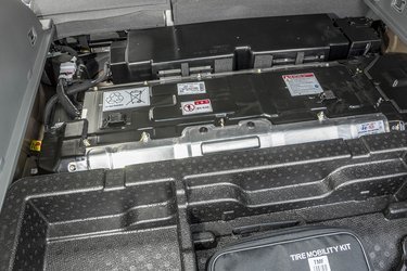 Under gulvet i bagagerummet findes dels batteriet til hybridsystemet, dels lappekit og et ekstra opbevaringsrum.