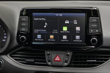 8”-skærmen er højt placeret og let at betjene i kombination med de fysiske knapper på siden. Apple CarPlay er standard, men vil du have Hyundais navigation, koster kortet 5.000 kr. med ti års opdateringer. En overvejelse værd. 