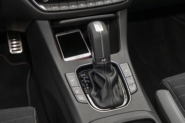Automatgearet har syv trin og er af dobbeltkoblings-typen, der er samme teknologi som VW’s DSG-gear. Gearskiftene foregår imponerende og er merprisen på 20.000 kr. værd. 