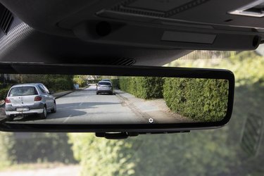Det digitale bakspejl fungerer via et kamera, der er er placeret bag på taget, og som filmer bagud. Det vidvinklede synsfelt giver godt overblik over cyklister og andet bag bilen. 