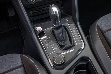 Seat Tarraco er i denne udgave udstyret med et syvtrins automatgear af dobbeltkoblingstypen samt firehjulstræk. Gearstangen er af den gammeldags type, der manuelt skal sættes i ’P’, når man parkerer.