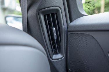Der er friskluftdyser i dørstolperne, så også bagsædet passagerer kan få frisk luft under kørslen.