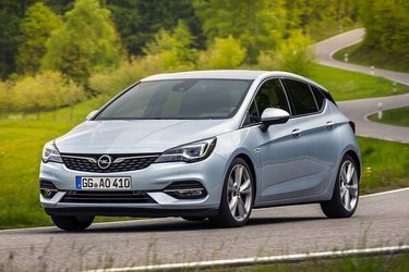 Opel Astra, der har fire år på bagen, får en større teknisk opdatering. Den fornyede model kendes på en ændret grill.