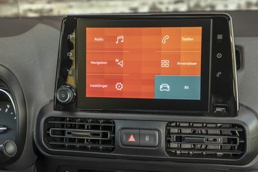 Berlingo Skyline har som standard en skærm på otte tommer. Menuerne er på dansk, og som ekstra udstyr kan man tilkøbe navigationsanlæg, hvis man ikke blot vil benytte Appel CarPlay eller Android Auto, der er standard.