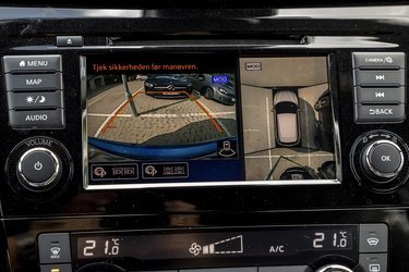 Fra skærmen i midten kan man bl.a. få hjælp, når man bakker. Der er både visning af det, der er bag bilen, og af et billede der viser bilen 'set oppefra'. Det er rart i hverdagen.