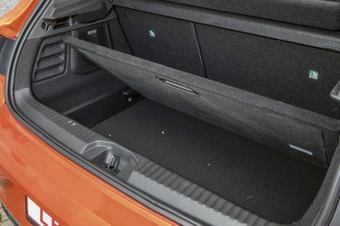 Bunden i bagagerummet kan placeres i to niveauer, så der dannes et ekstra rum under gulvet.