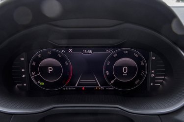For blot 5.300 kr. kan du tilkøbe digitale instrumenter, hvor du har mulighed for at personalisere din instrumentering i bilen. Har du også navigation, kan du får vejvisning op på skærmen. Ganske smart.