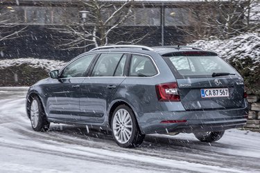 Mange vælger stationcar-udgaven af Octavia, men du kan også få den med en stor bagklap og et bagagerum der næsten matcher stationcarvarianten. Den er 15.000 kr. billigere end stationcaren. 