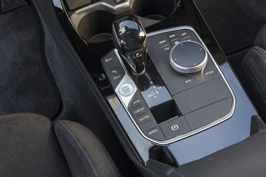 BMW har lavet samme kabinefilosofi i alle deres modeller, det inkluderer smart placeret startknap lige ved gearvælgeren. Begge dele er nemme og intuitive at betjene. Der er også god fralægningsplads. 