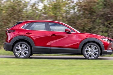 Mazda CX-30 er en ny mellemklasse-SUV med et flot design og en lækker indretning. Den fås både med forhjulstræk og firehjulstræk.