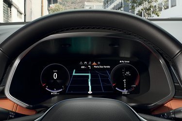 Alle udgaver af Captur har et digitalt cockpit. Det kan indstilles i tre udgaver: Eco, Sport og så en version, man selv kan skabe. Sammen med skiftet af layout, ændres også bilens grundlæggende opsætning til mere økonomisk kørsel eller mere sportslig kørsel.