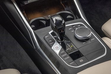 Alle nye BMW-modeller får samme type digitale skærme og gearvælgere på udgaver med automatgear. Det er en lille kugle, som ligger godt i hånden, og startknappen er placeret lige under tommelfingeren på højre hånd. 