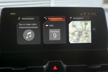 Medieskærmen i midten stammer fra BMW, og kendere vil bemærke, at både menustrukturen og skrifttypen er den samme. Dermed får du navigation, bluetooth-forbindelse og Apple CarPlay.    