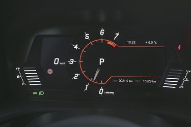 Speedometeret er unikt for Supra og minder på ingen måder om BMW. Omdrejningstælleren er i centrum, og du får de vigtigste informationer serveret. Inklusiv et digitalt speedometer til venstre for omdrejningstælleren. 