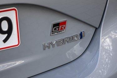 GR står for Gazoo Racing, der er Toyotas motorsportsafdeling. De bruger også GR på deres sportslige modeller som GR Supra, men på en hybrid Yaris virker den sportslige betegnelse ikke naturlig.