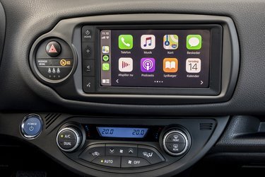 Nyt i 2019 er Apple CarPlay i Toyotas modeller. Det fås ikke på alle biler endnu, men vil blive introduceret løbende. Yaris er første model, der fik muligheden for CarPlay, og det er standard på H3-, T3- og GR-versionerne. 