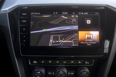 Apple CarPlay er en fornøjelse for ejere af Apple iPhone. Her kan man spejle telefonens apps, og på den måde let styre telefon og andet under kørslen på en måde, så man ikke skal slippe hænder fra rattet.