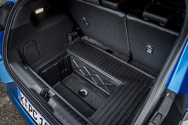 Under gulvet i bagagerummet findes en brønd, som Ford kalder Mega-box. Det er en plastboks med bundprop, så man kan spule rummet med haveslangen, hvis man har kørt rundt med beskidte støvler eller lignende.