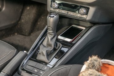 Der er plads til en mobiltelefon foran gearstangen, og den kobler Apple CarPlay op til skærmen trådløst, mens mobilen oplades trådløst.