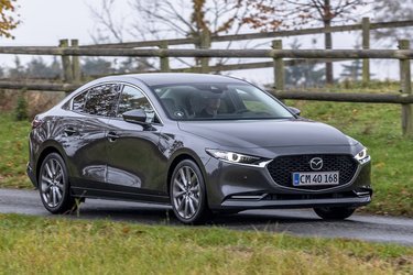 Mazda 3 koster det samme som firedørs sedan (foto) og som femdørs. Her er den testet i udstyrsversionen Cosmo.
