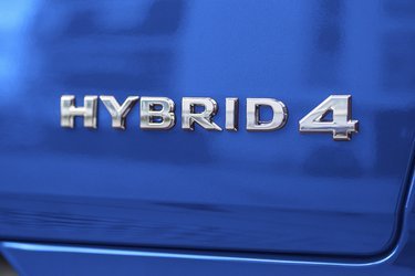 Hybrid4 er navnet på den kraftigste af de to plugin-hybrider. 4-tallet henviser til firehjulstræk. Den forhjulstrukne hedder blot Hybrid.