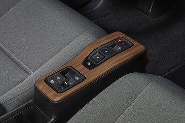 Der er ingen gearstang i Honda e. I stedet findes et par knapper mellem forsæderne, hvorfra man bestemmer kørselsretningen. Under klimaanlægget findes flere USB-stik og et 230-Volt strømudtag.