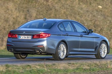 BMW 5-serien fås kun som plugin hybrid som firedørs sedan. Kørslen er meget behagelig, og bilen er tilmed hurtig.