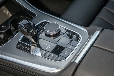 Fra en knap ved siden af gearstangen kan man angive, om man primært vil køre på el, eller om man vil have så mange kræfter som muligt til rådighed.