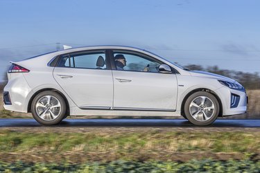 Hyundai Ioniq fås i tre tekniske udførelser: Hybridbil, plugin-hybrid og som ren elbil. Priserne er praktisk taget ens for de tre udgaver.