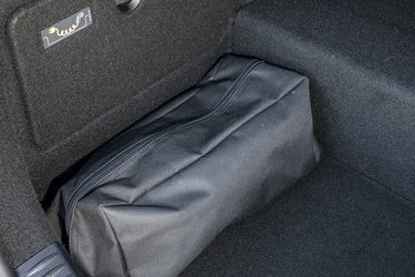 En lille taske til ladekabler kan placeres i siden af bagagerummet, men stjæler alligevel lidt plads.