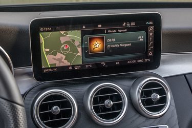 Skærmen er flot at se på, og den kan vise både navigation og radio samtidig. Alle menuer er på dansk.