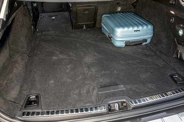 Det store bagagerum er bilens force. Det er ikke indskrænket som følge af batterierne, da de er placeret under bagsædet og mellem forsæderne.