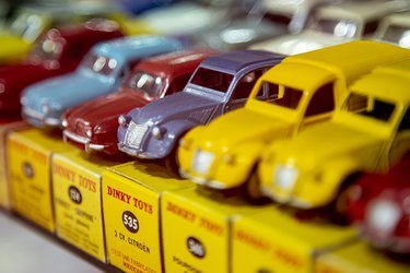 Modelbiler og legetøjsbiler i lange rækker – man kan hurtigt købe sig fattig på Rétromobile, også hvis man er til de små størrelser!