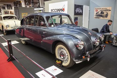 Tatra byggede biler, som var både teknisk og designmæssigt interessante, og Rétromobile kunne byde på en fornem rejse gennem mærkets historie. Her er det en type 87, som var i produktion fra 1937 til 1950.