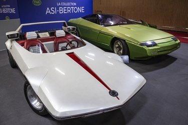 En lille særudstilling var helliget Bertone og bød blandt andet på denne Bertone Runabout på Abarth-teknik. Bagved ses Bertones forslag til en skræddersyet Corvette.