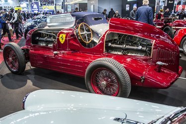 Den imponerende Alfa Romeo-udstilling på Lukas Hünis stand kunne blandt andet byde på den enestående 16C Bimotore. De fleste af bilerne var stillet til rådighed fra private samlinger.