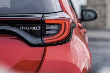 Toyota Yaris kommer i udgaver med en 1.0- og en 1.5-liters benzinmotor foruden denne hybridudgave. Sidstnævnte ventes at blive den mest populære.