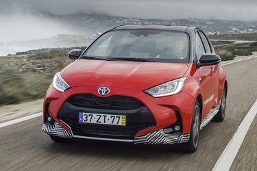 Toyota Yaris kommer til sommer i sin fjerde generation. Alt er nyt, og også hybridteknikken er ny, Vi har her prøvet den i en let maskeret udgave.