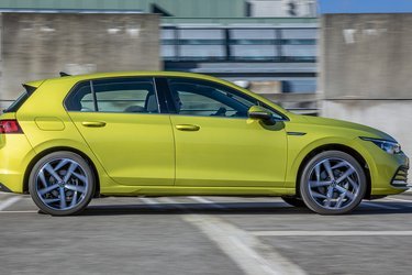 Endnu fås VW Golf kun som femdørs, men en stationcar dukker op sidst på året. Denne farve hedder Lime Yellow og er en lanceringsfarve til 9.496 kr.