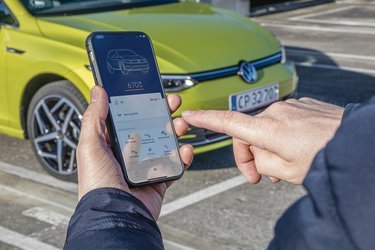 Man kan hente en app til sin mobil, så man kan kommunikere med bilen. Døre kan låses, og man kan se, hvor bilen befinder sig.