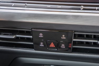 Fire knapper under skærmen giver direkte adgang til indstilling af sikkerhedsudstyret, køreprofilen, klimaanlægget eller parkeringshjælpen.